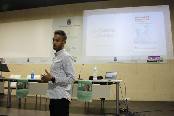 Álvaro Botias ha presentado en Montilla su segundo libro “En Clave de Igualdad”