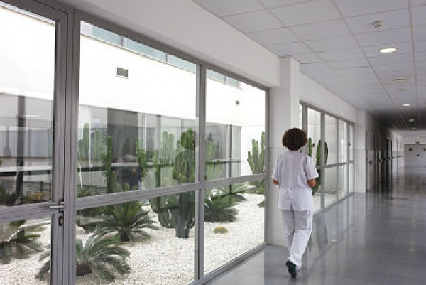 Los hospitales de la Agencia Sanitaria Alto Guadalqui-vir se suman a &#039;La Hora del Planeta&#039; para concienciar sobre el cambio climático