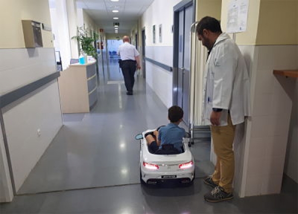 El Hospital de Montilla y el Hospital Alto Guadalquivir reciben una donación de dos coches eléctricos para reducir el estrés de los niños ingresados