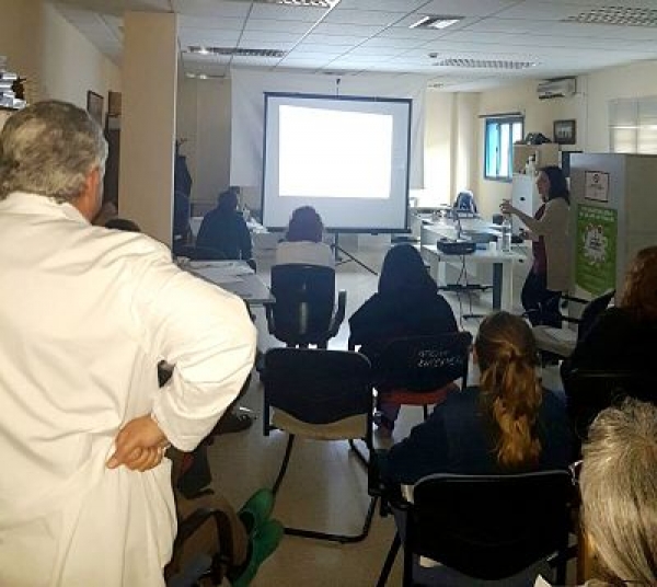 Una médico de Urgencias del Hospital de Montilla imparte un taller sobre arritmias frecuentes a sanitarios de la prisión de Córdoba
